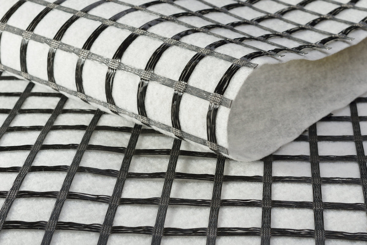 Geokomposite: Kombination aus Geogitter und Geotextil (Vlies)