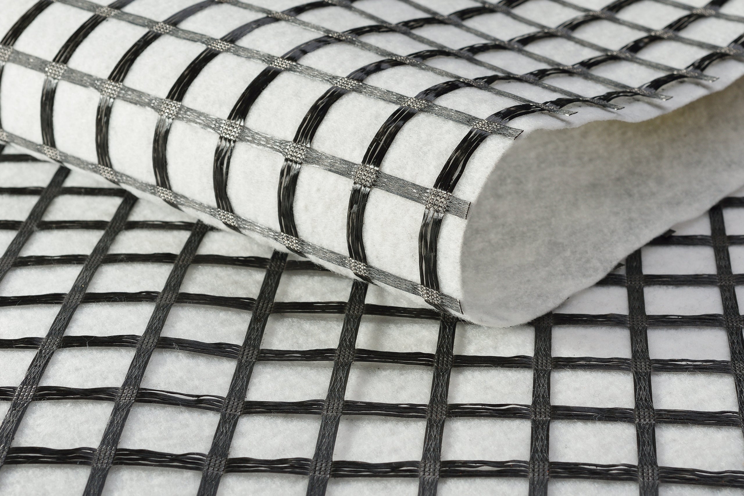 Geocompositi: combinazione di geogriglia e geotessile (non tessuto)